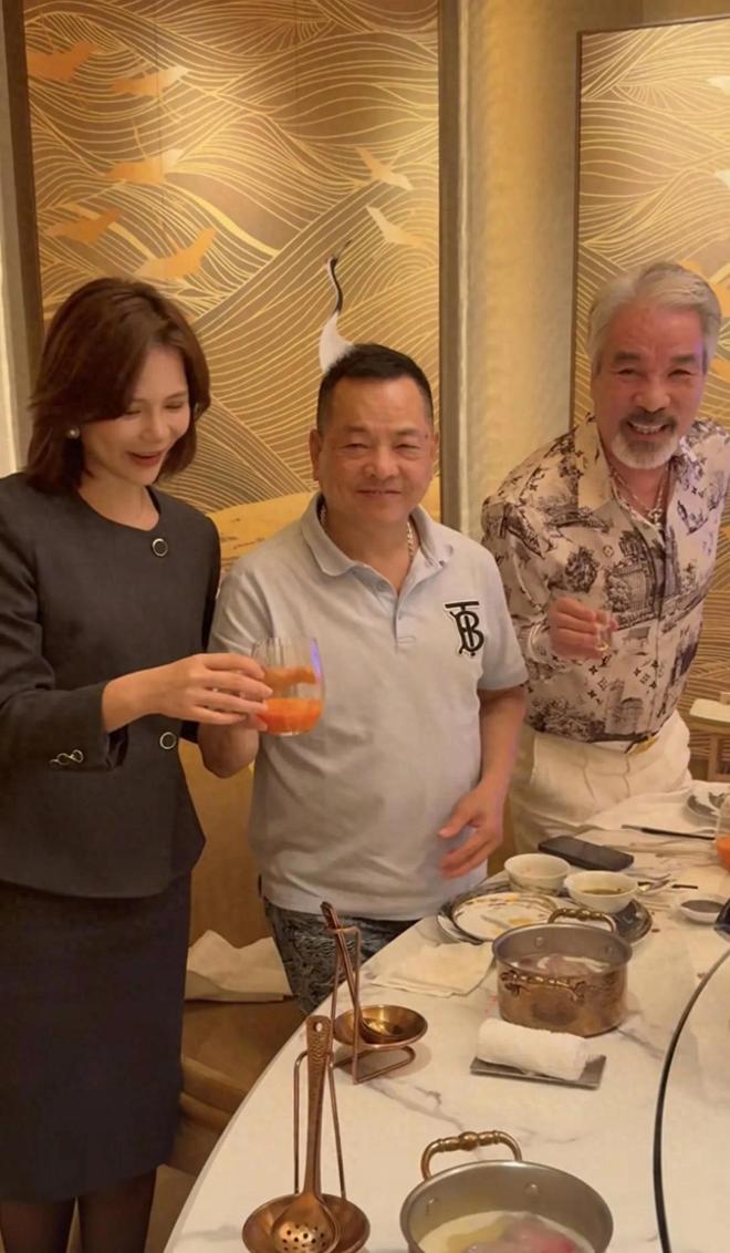 参加晚宴身边无大佬美女服务员疑喝水应付k8凯发国际入口崩牙驹现身澳门美高梅